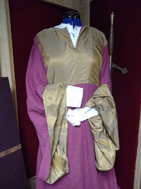 1150 CE Female Bliaut&nbsp;4