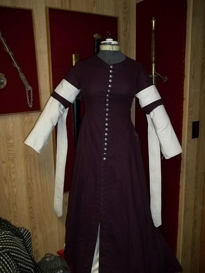 1370 CE Female, Cotehardie&nbsp;3