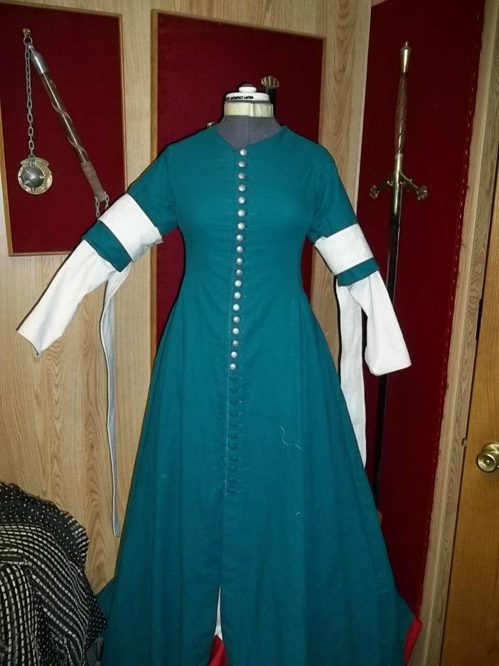 1370 CE Female, Cotehardie&nbsp;4